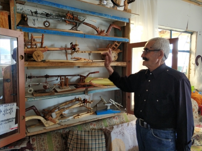 Mesleğini minyatür kağnı yaparak sürdürüyor